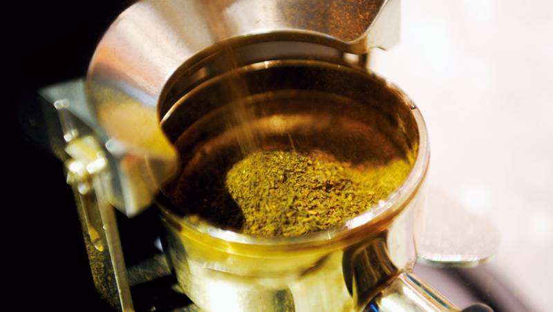 非典型茶飲 濃縮萃茶機磨碎茶葉成粉，再加以萃取。