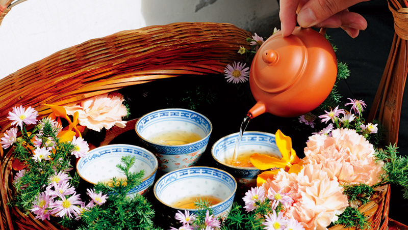 一般茶館多坐落於民宅，淡水文化人特別喜歡來到龍山寺，在雕梁畫棟間喝茶。