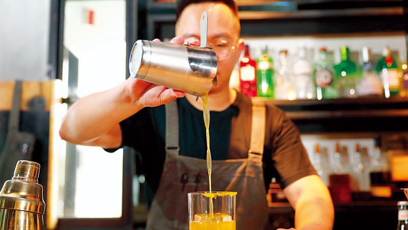 椪柑康普茶及波本威士忌混合的調酒是袁在葳的代表作之一。（攝影／游家桓）