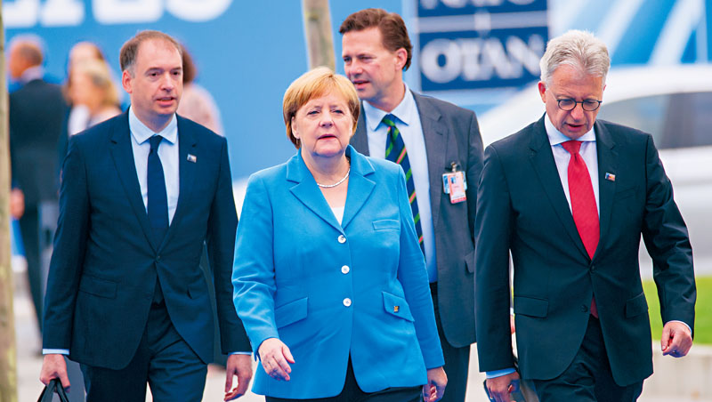 去年Pantone公布「經典藍」為年度代表色，反映穩定、自信，藍色也是德國總理梅克爾等領導者鍾愛的顏色