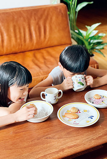 家中兩小擁有自己的北歐兒童餐具，也在生活中培養孩子的美感