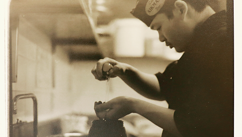 2001年李信男在基督城小酒館Aikman bistro終於從洗碗工晉升廚房助手。（圖片來源：李信男提供）