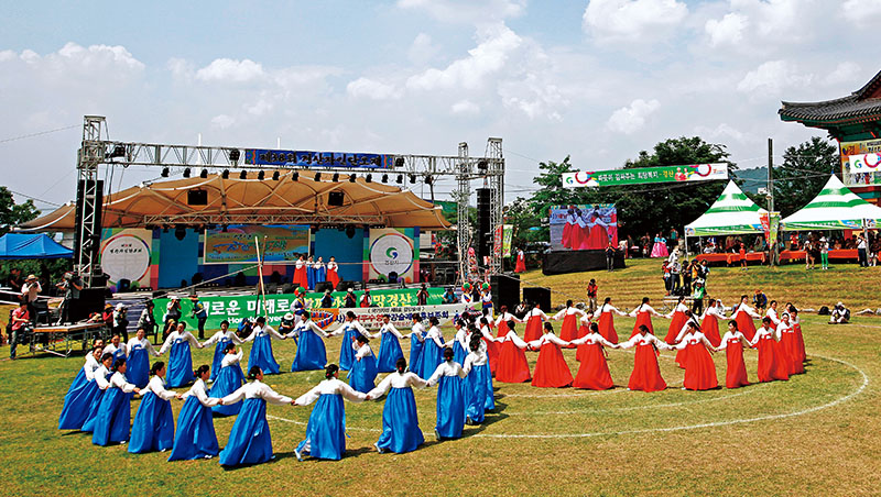 朝鮮半島西南端的全羅南道地區，秋夕至今傳承「強羌水越來」的習俗。村落的女性會身著傳統服飾、牽手跳圓舞，為韓國現存的重要無形文化資產