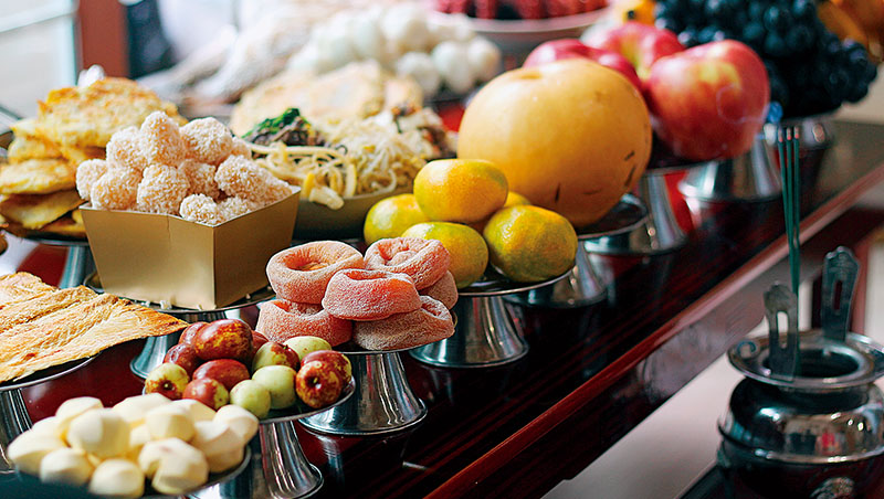 韓國秋夕，如同華人的清明節，有祭祖掃墓的風俗。清晨6點，後代子孫要備好上好的秋季食材，如水梨、蘋果、柿餅等，供奉先祖