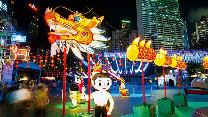 入夜後的秋節，香港各地燈火璀璨。港人攜家帶眷，上街賞燈、猜燈謎，那盛況猶如台灣的元宵節