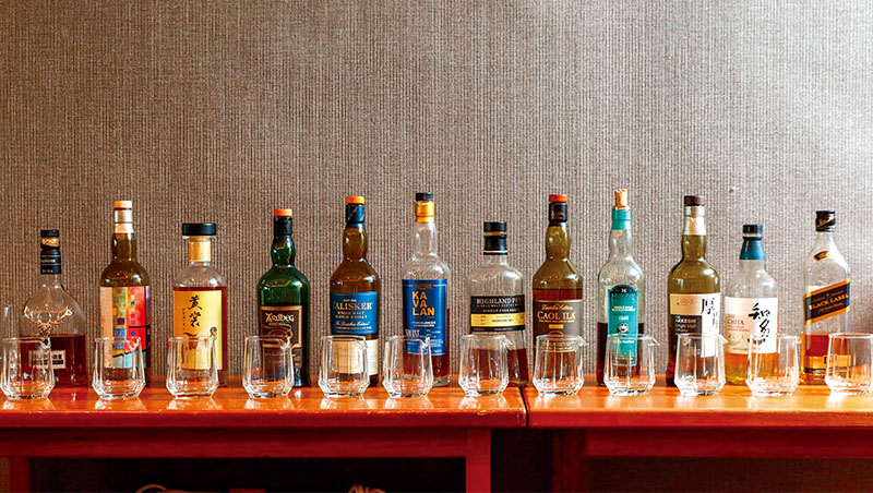 行動酒吧一字排開，賓客能一次品酩蘇格蘭、日本、台灣等地著名威士忌。（攝影／陳宗怡）