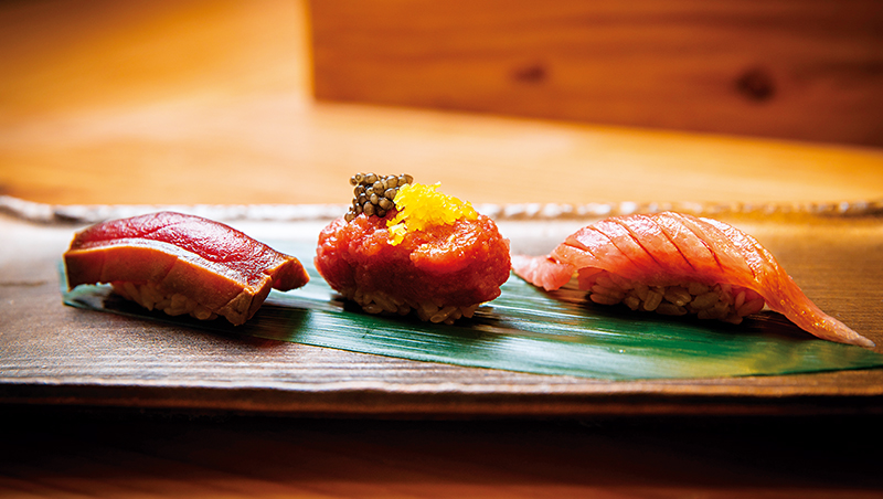 三貫大間黑鮪魚握壽司，是這場奢美食宴的重頭戲，由右至左分別為大腹、中腹拓泥、赤身炙燒，精準呈現黑鮪魚的各式曼妙。（攝影：陳宗怡）