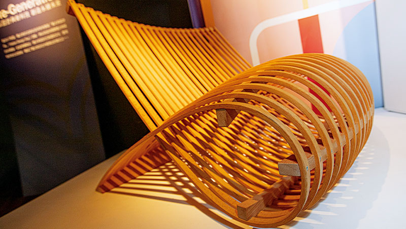 工業設計鬼才馬克紐森（Marc Newson）為 cappellini 設計的山毛櫸休閒椅（Wooden chair）運用實心條狀山毛櫸材質彎曲成型，以「α」形狀呈現出三度空間美感，含蓄展露其木工工藝技術