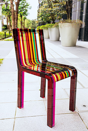 法國設計師派翠克諾格（Patrick Norguet）為 cappellini 設計的成名作彩虹椅（Rainbow chair），以樹脂薄片接合一體成型，接線處不僅平整光滑，在光線照射下，地面也會映出一道彩虹光影