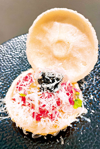 置於最中餅內的牛肉塔塔，擁有可媲美貝殼珠寶般的視覺美感