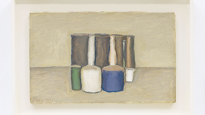 畫家喬治．莫蘭迪以簡單瓶罐靜物搭配低飽和度的色彩聞名。其1959年油畫作品「靜物」也將在本次展覽展出