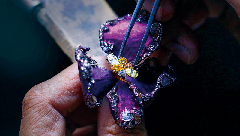鈦金屬像片布料，寶石點綴其上，花瓣盛開，形成一只珠寶花戒