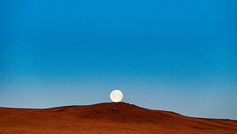 蒙古大漠夜與日的交會，孤獨卻也平靜