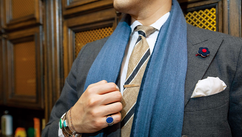 宋文熱愛三件式西裝，靠著搭配領帶、飾品和口袋巾等配件，穿出細節層次。（攝影：郭涵羚）