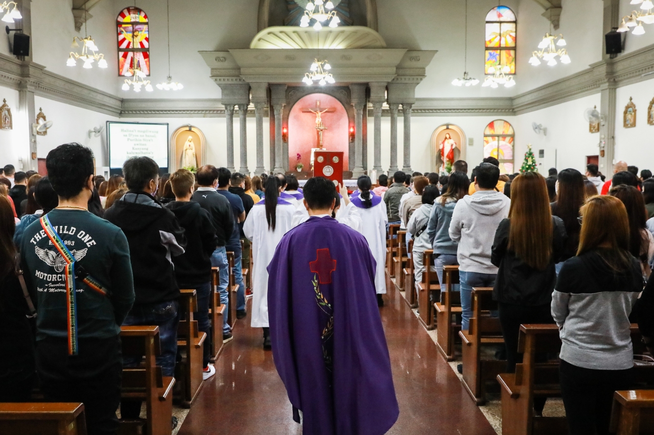 菲律賓教友坐滿聖心堂。