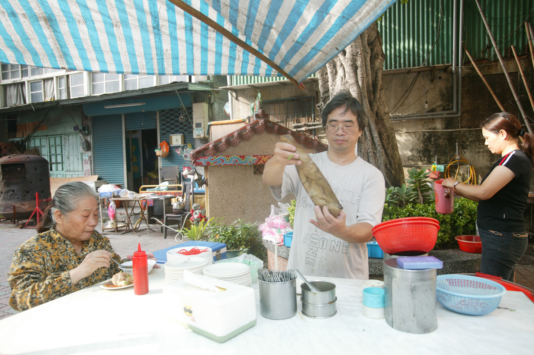 是西門市場外「沙淘宮」前，一家沒招牌的老攤是當地菜粽名攤。（攝影／蔡宗昇）