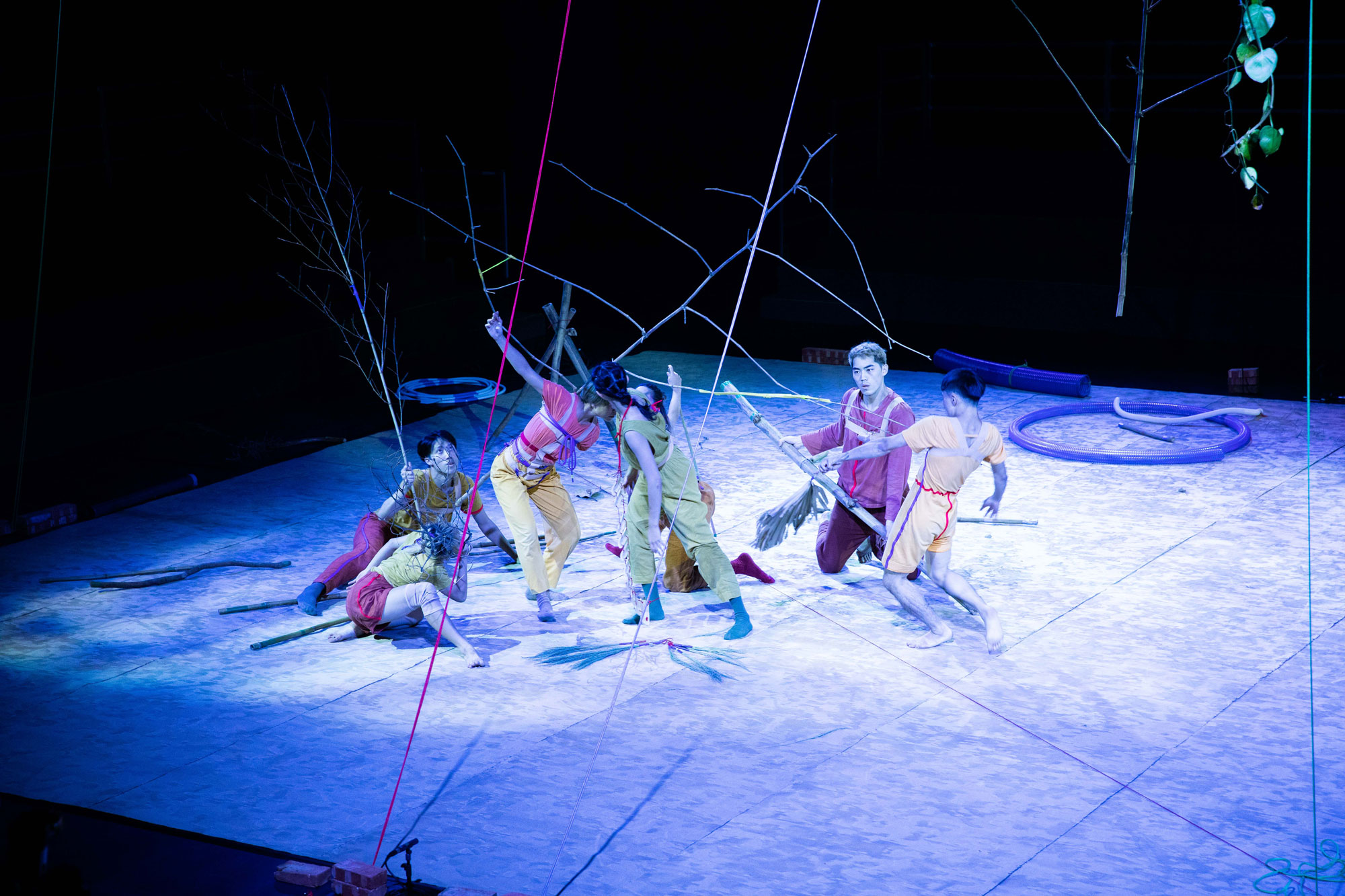 《異托邦喧嘩．沉默不再》在藍盒子劇場，以四面舞台塑造一個表演者與觀者共感的沈浸式演出。（圖片來源／台北表演藝術中心）