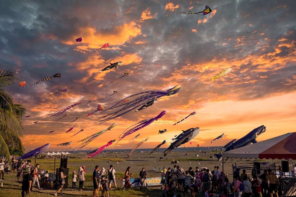 各式風箏在旗津海水浴場的夕陽映照下，展現美麗風貌。
