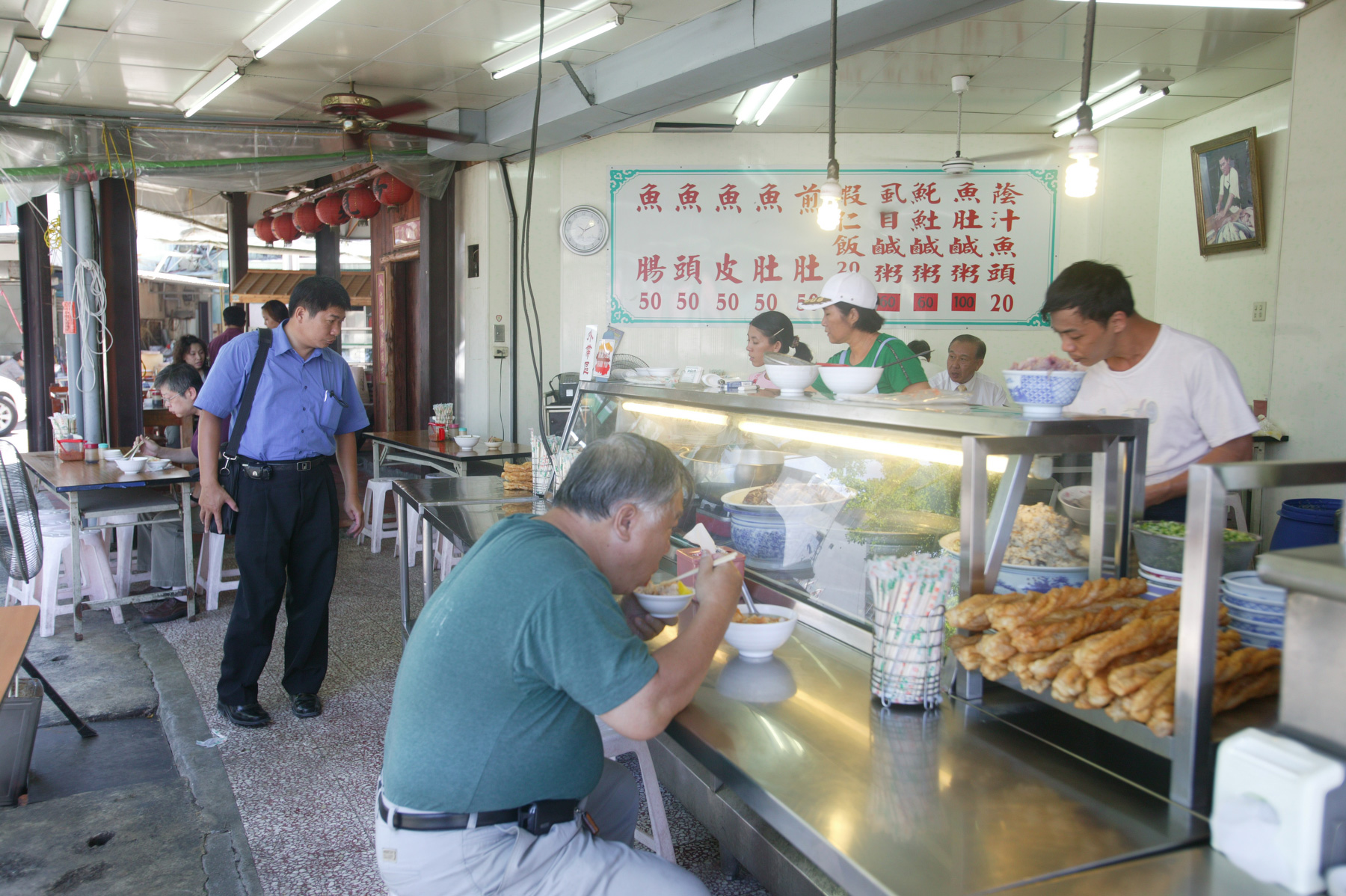 阿堂鹹粥從上一代開業至今50餘年，賣點是現殺現片的虱目魚。（攝影／蔡宗昇）