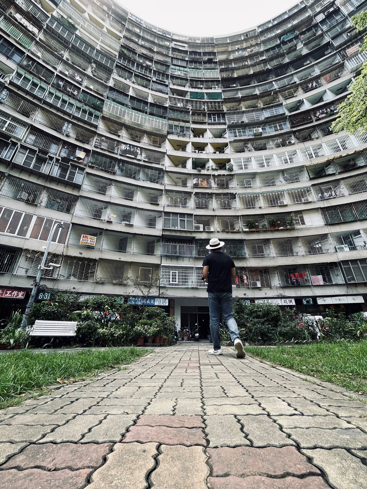 果貿社區由於公私領域空間使用逐漸混亂，各家鐵窗與曬衣竿及高密度的空間感，讓果貿社區有種香港街區的氛圍。（圖片來源／李清志）
