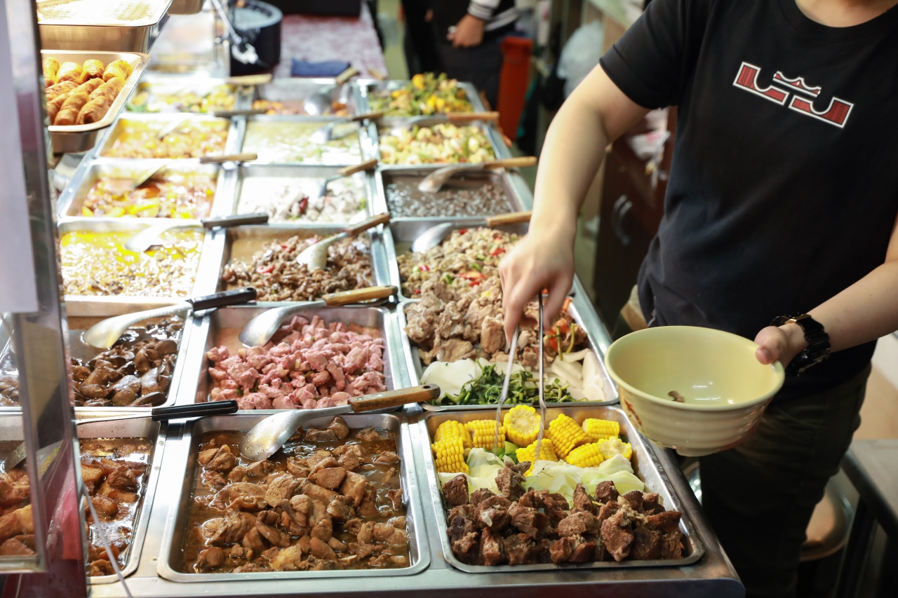 自助餐店的道地家常菜，緩解了菲律賓人的思鄉之情。