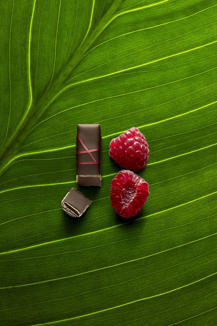 巧克力之家（La Maison du Chocolat）推出「一般」與「純素」兩系列各五款水果風味夾心巧克力，包括覆盆子、黑醋栗、檸檬、柑橘與百香果，圖為覆盆子巧克力