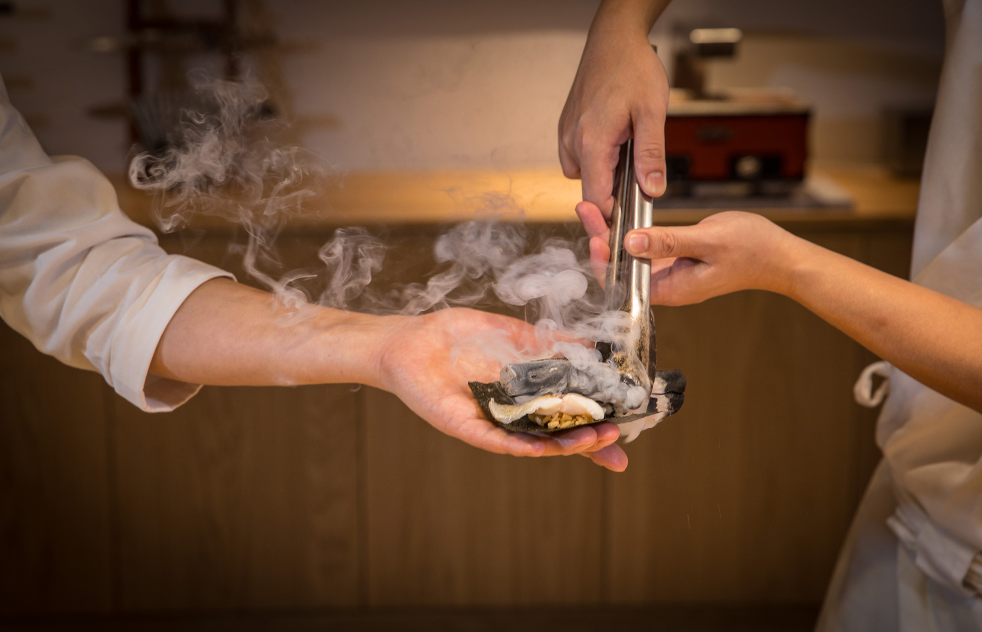 手持燒紅的炭，替生魚片炙燒，是板前一場精彩絕倫的料理演出。（攝影：陳宗怡）