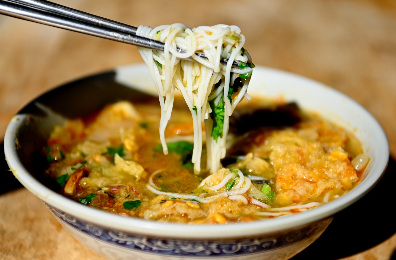 魚湯麵對緬甸人來說，是有如蚵仔麵線之於台灣人一樣的國民料理。（攝影：方吉弘）