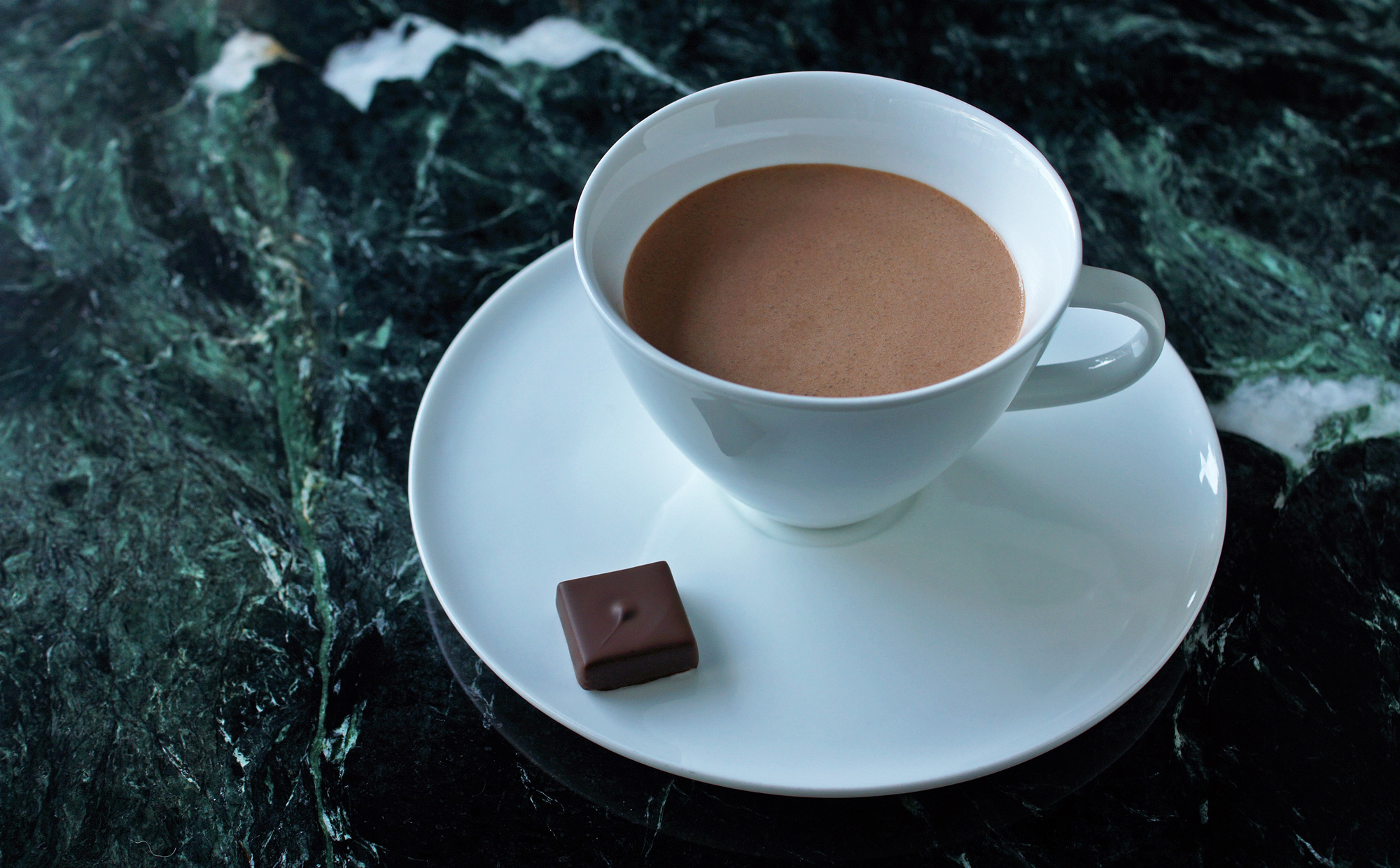 名為「巧春」的巧克力飲品，是用3種產地巧克力熬煮，喝起來絲滑柔順，有著柔媚性感的滋味。（圖片來源／鄭畬軒提供）