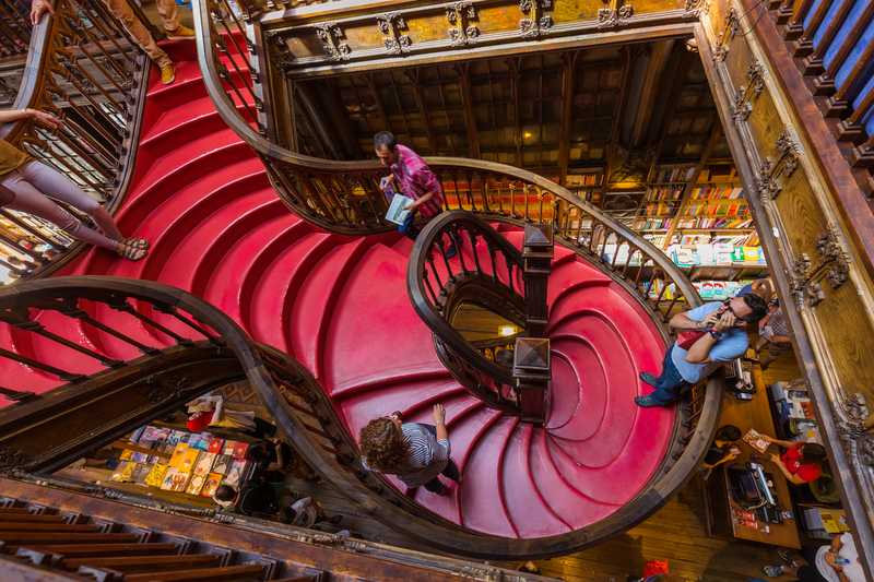 萊羅書店（Livraria Lello）中央的螺旋式階梯，有一種巴洛克式的動態美感。（圖片來源／Dreamstime）