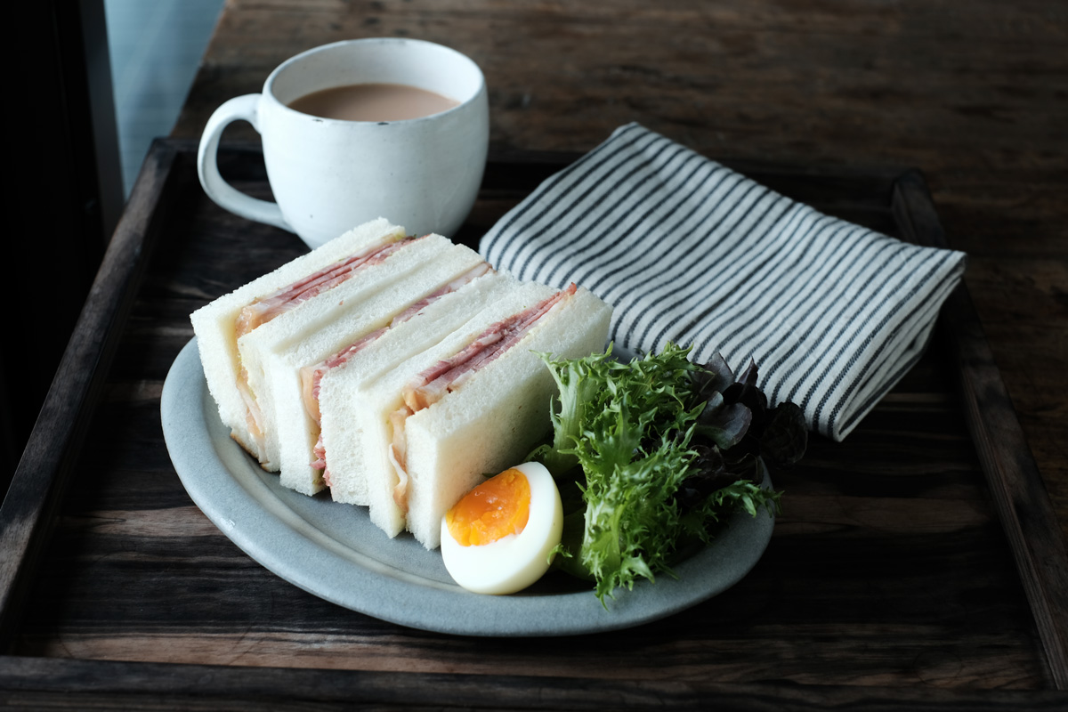 以捆蹄和肉鬆製成的本土風味三明治。（圖片來源／洪愛珠提供）