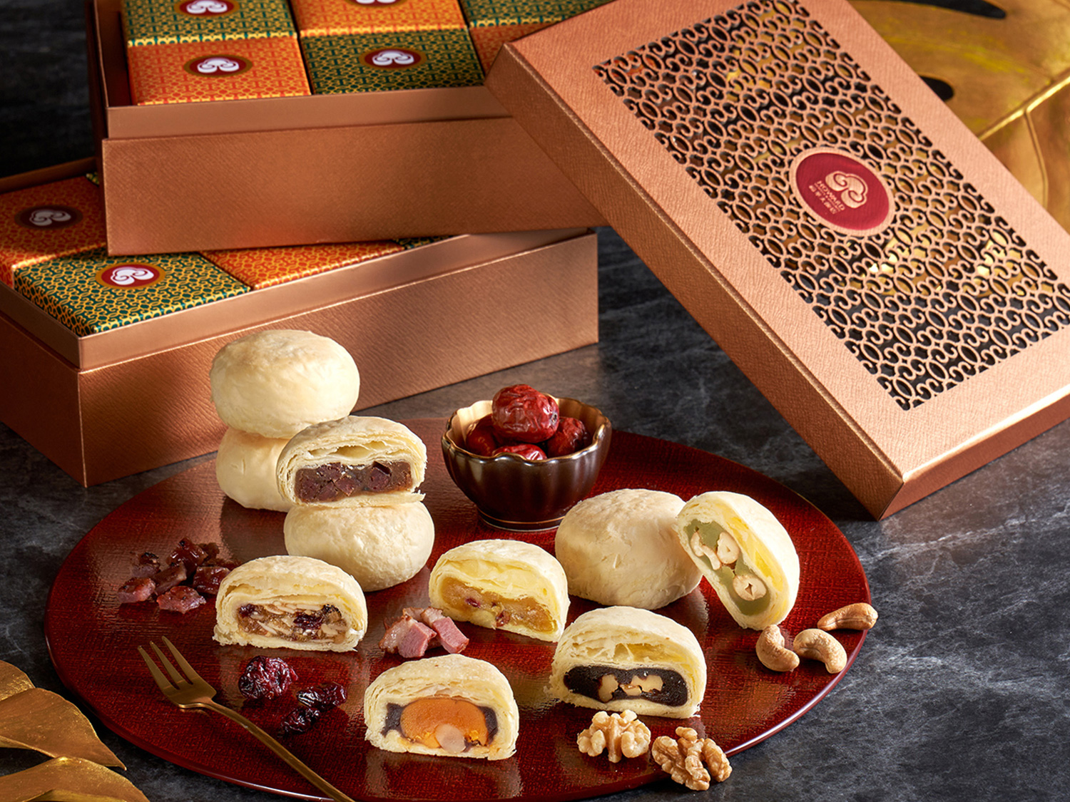 「蘇式桂月禮盒」為主廚劉宜嘉循古法純手工製作，是最傳統經典的享受。（圖片來源／福華大飯店）