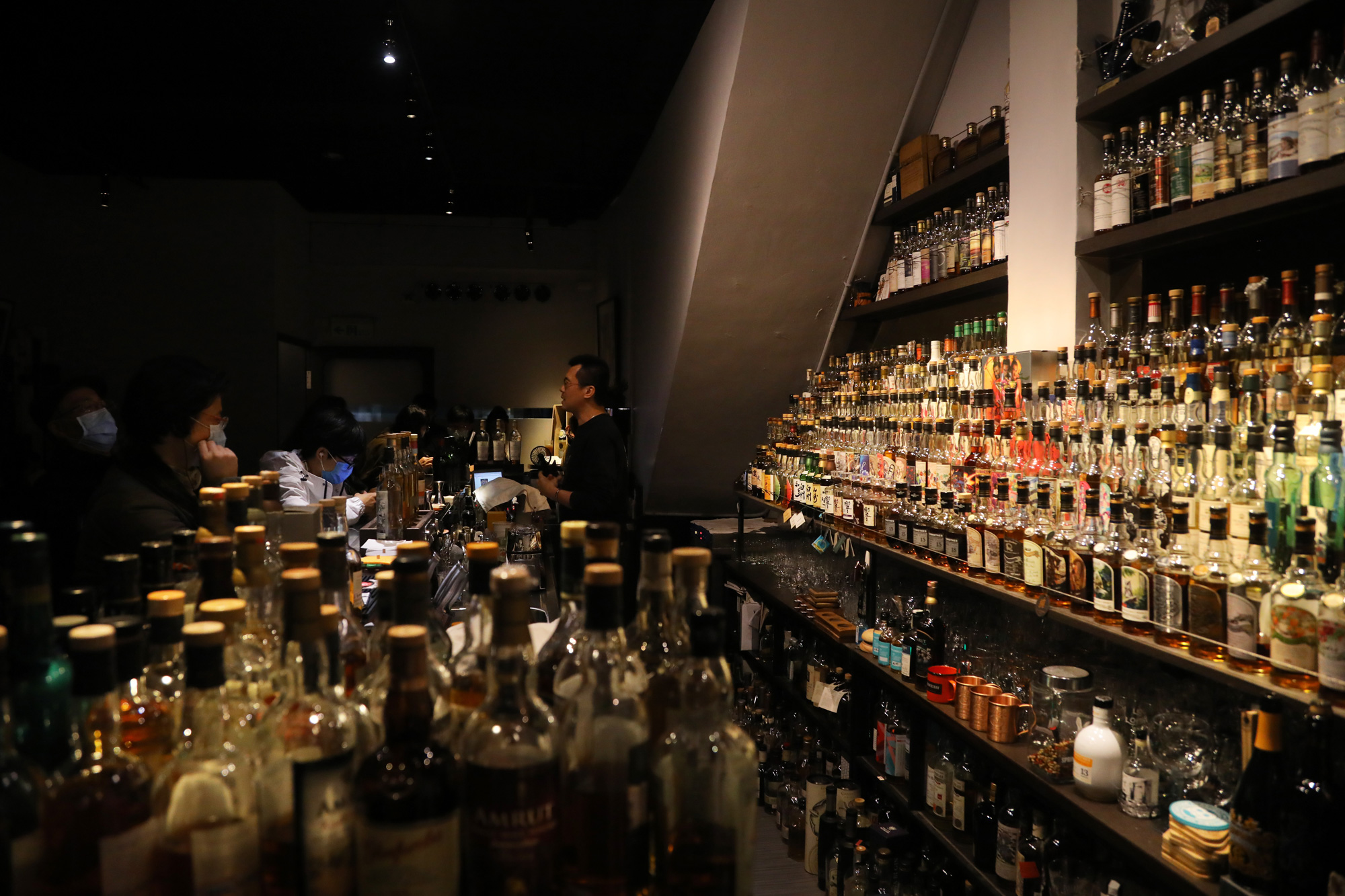 艾克猴酒吧（The Alcohol Bar）有超過五百款威士忌、精釀啤酒、琴酒與特調雞尾酒。（攝影／楊文財）