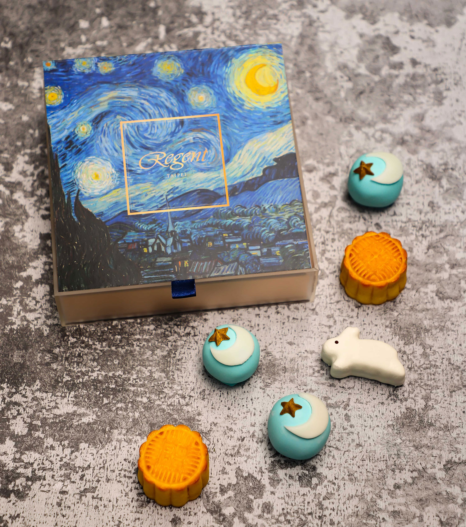 以梵谷Starry Night為靈感設計外盒包裝，內有兔子與月亮的可愛造型。（圖片來源／晶華飯店）