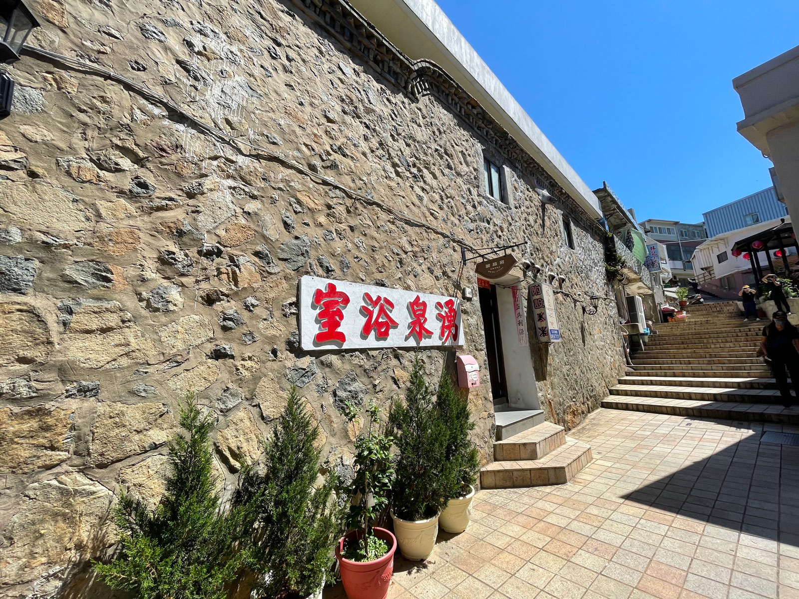 中路老街以色彩和更有設計感的招牌注入鮮活生命力。(攝影/林秀娟)