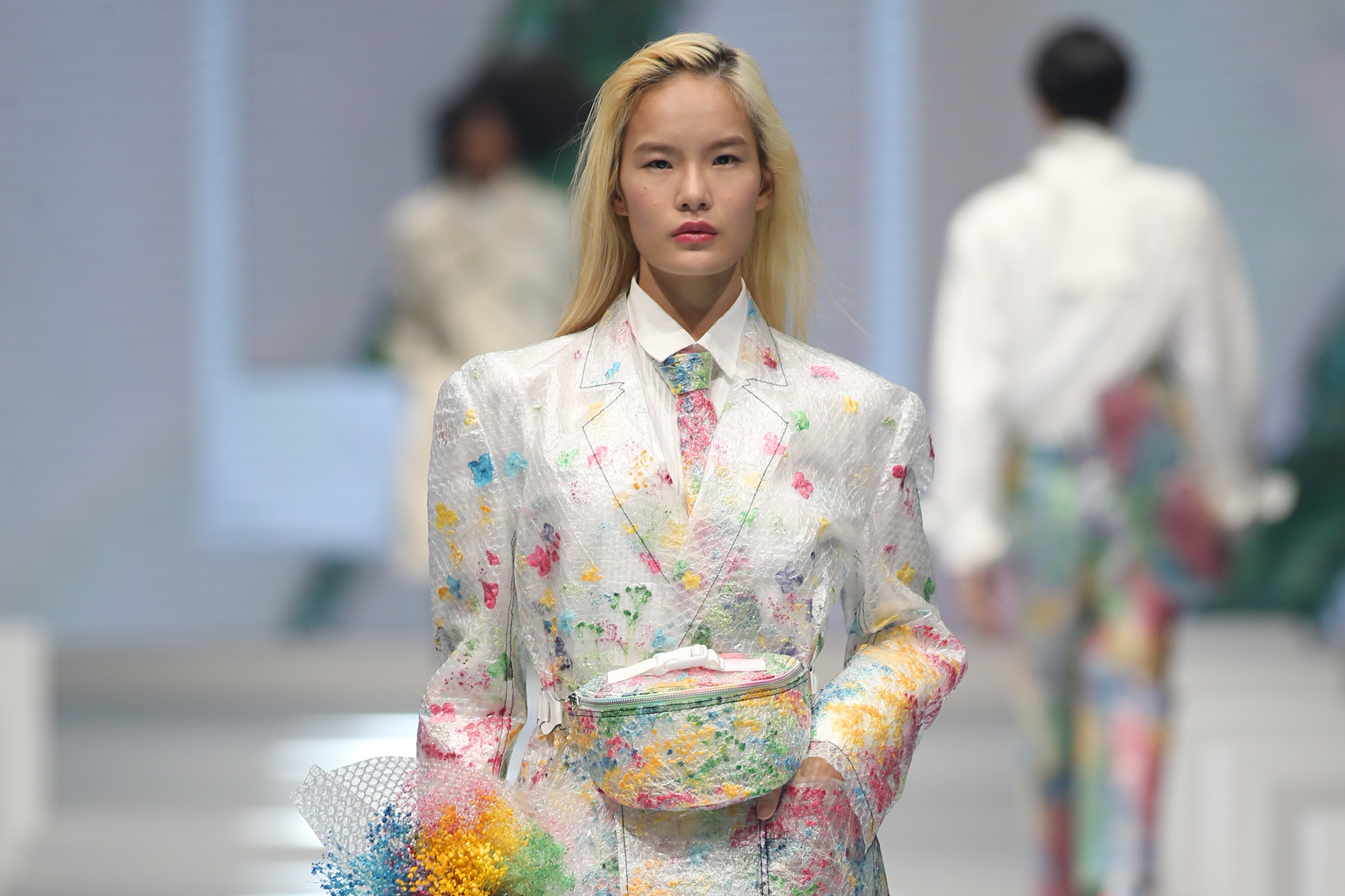 周裕穎永續支線品牌Luxxury-Godbage，臺北時裝週發表以氣泡袋結合乾燥花再利用改造的服裝。（圖片來源／JUST IN XX提供）
