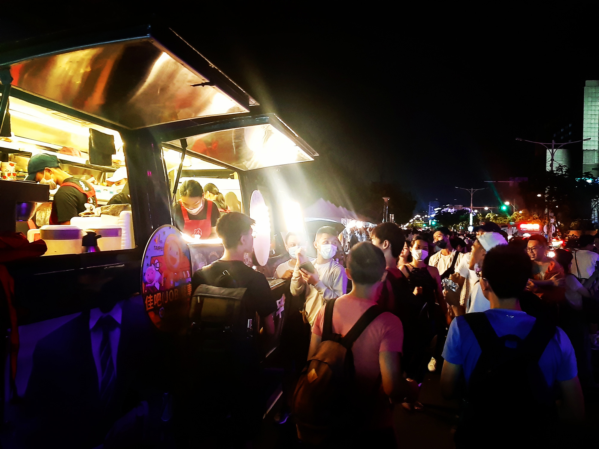 KM行動餐車開往白晝之夜，讓學生體驗真實餐車現場。（圖片來源／聯學國際青年發展中心）