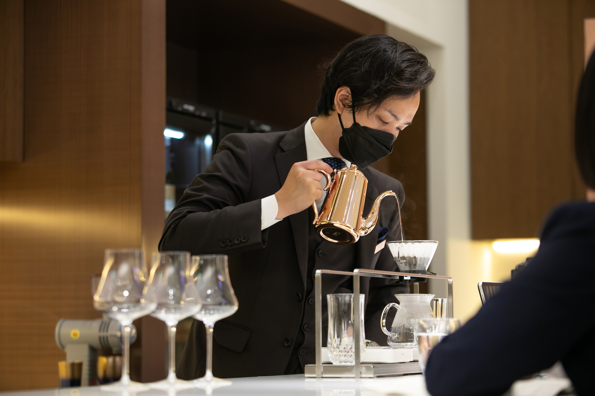 日本旗艦店聘請以「咖啡傳教士」自詡的長谷川宗佑總監來台，親自監修以確保咖啡的品質（圖片來源／MI Cafeto）