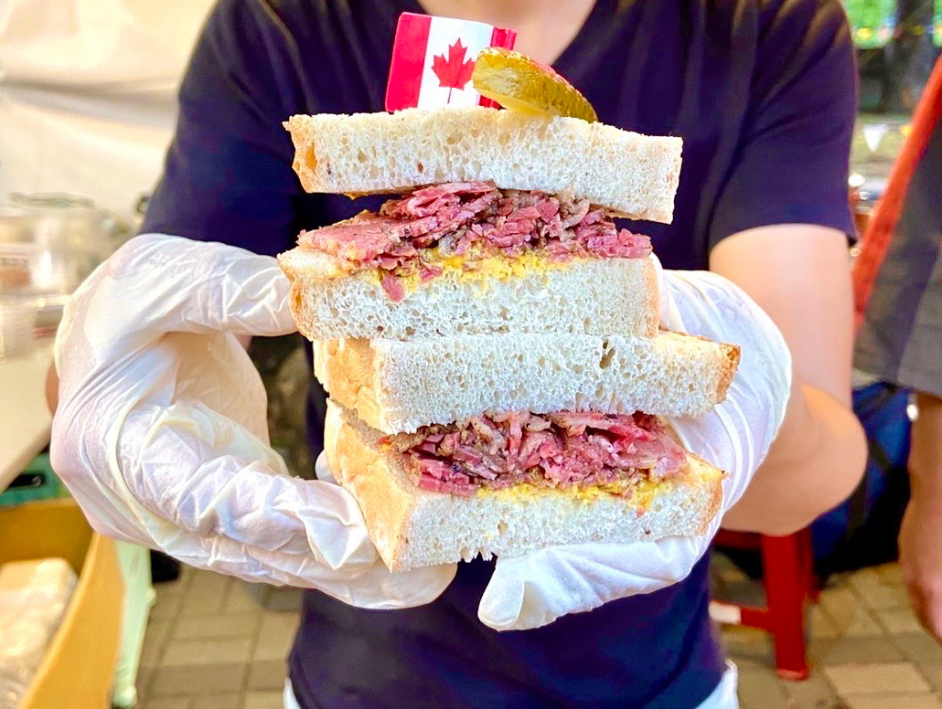 千萬不要錯過「耶魯小鎮」肉肉堆高高的蒙特婁牛肉三明治。（圖片來源／高雄市政府觀光局）