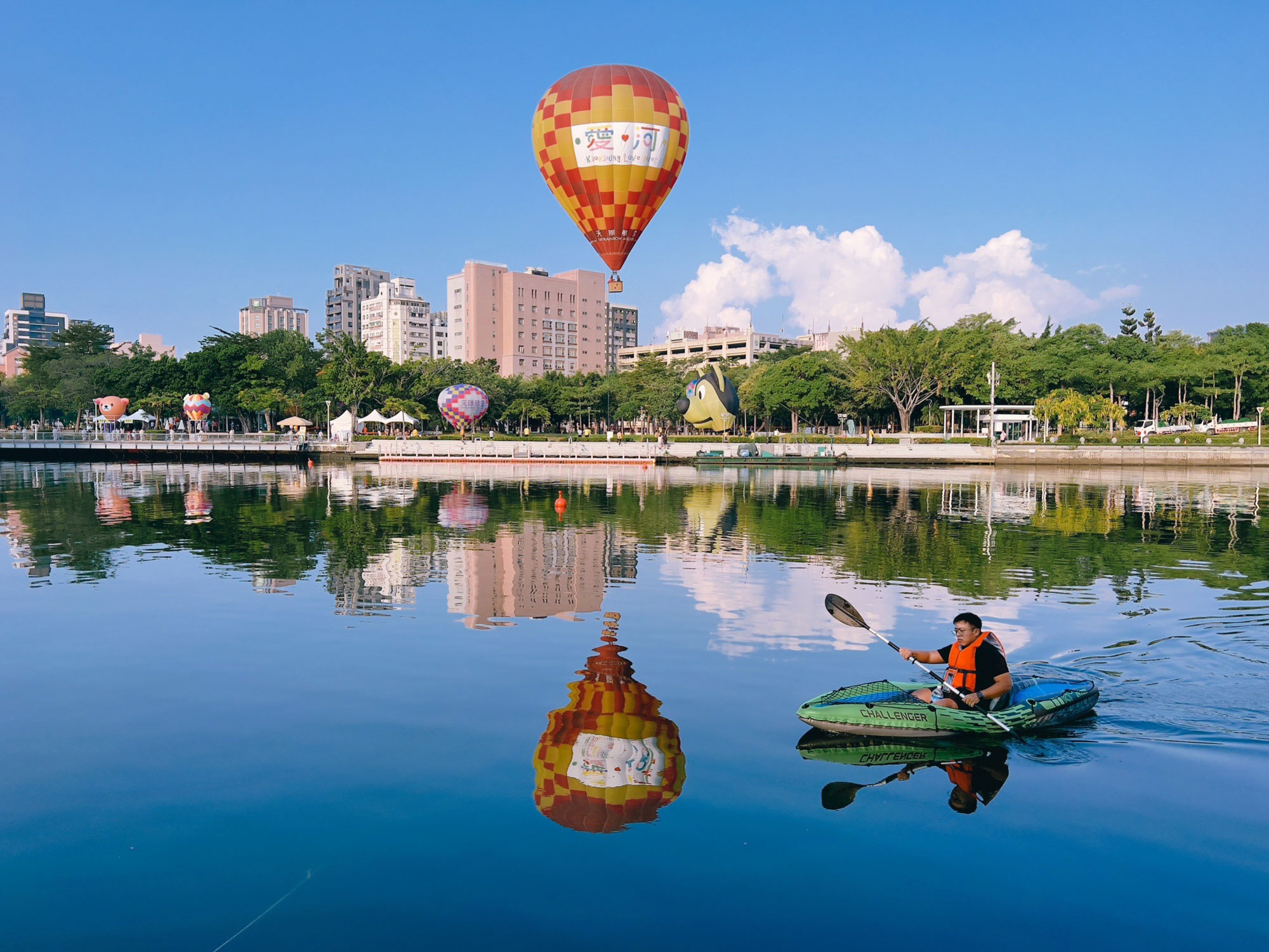 愛河熱氣球有無敵景觀吸引遊客前來拍照。（圖片來源／高雄市政府觀光局）