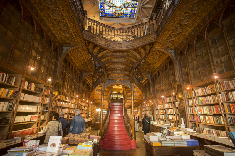 整座書店充滿著哥德式繁複的木作雕刻。（圖片來源／Dreamstime）
