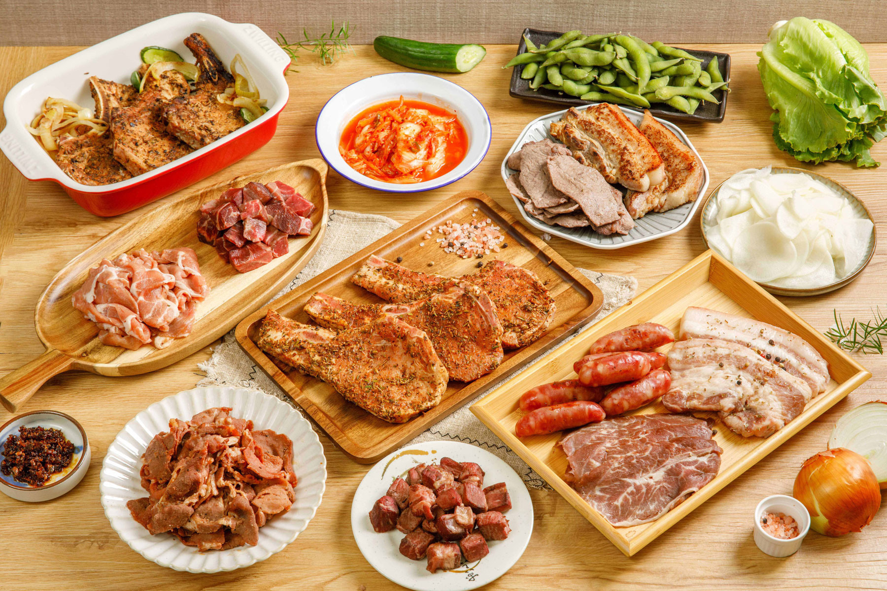 韓式泡菜搭配整條帶皮的鹽麴五花肉，入口瞬間讓人一秒偽出國。（圖片來源／台畜）