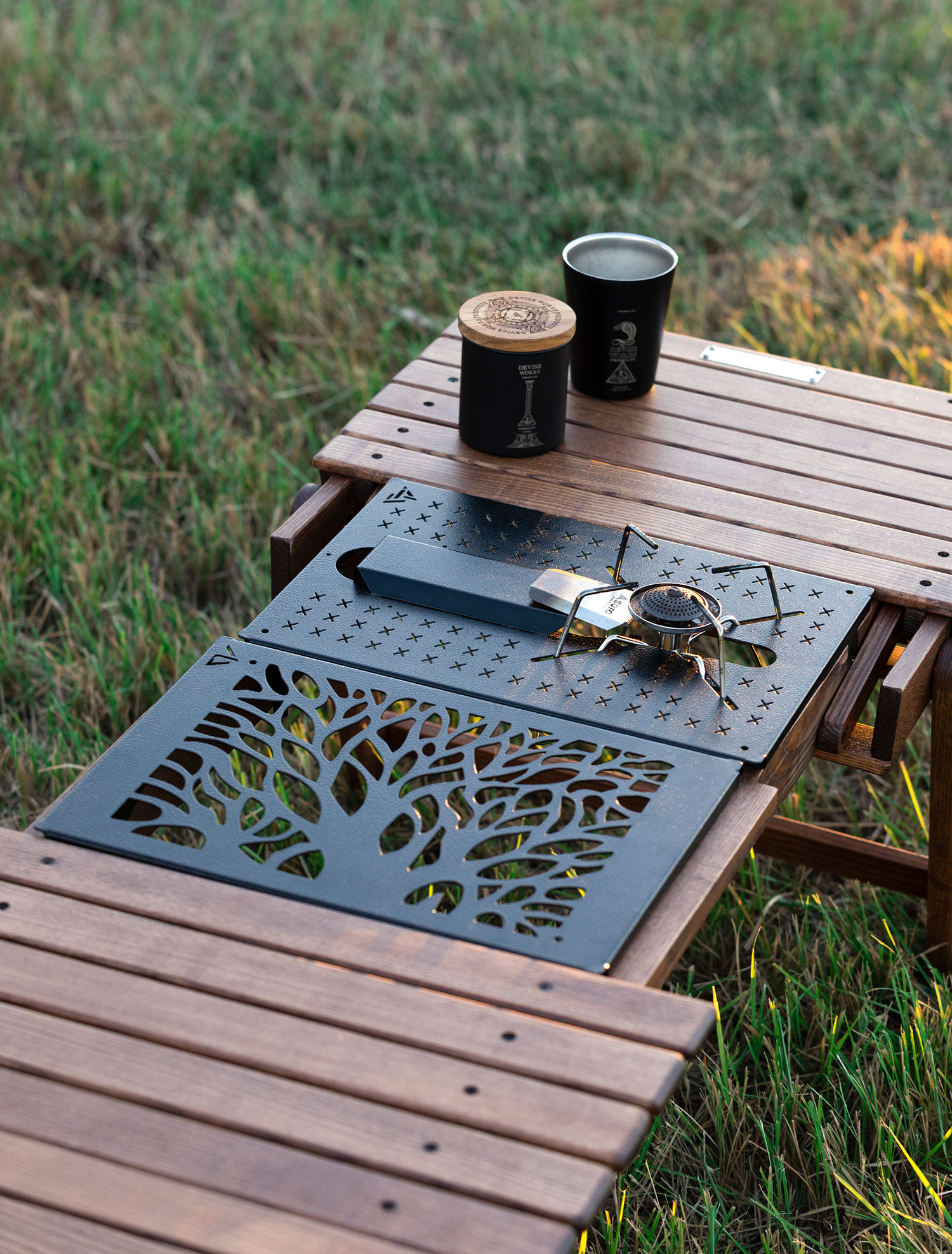 露營桌以木板組合鐵板，呈現異材質感。（攝影／劉煜仕）