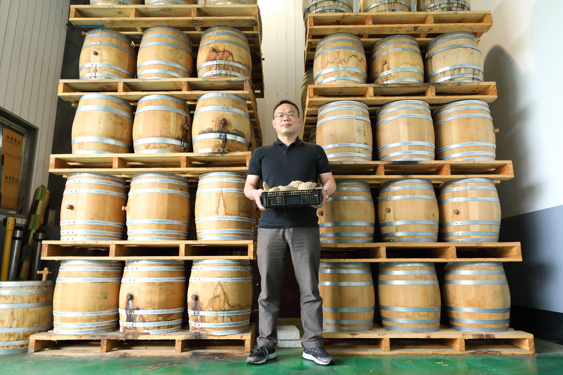 羅己能是國內唯一專門生產地瓜酒的「恆器製酒」經營人。（攝影：游家桓）
