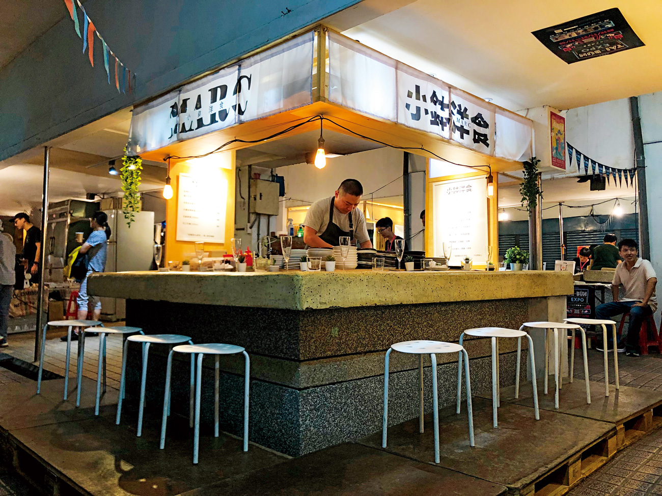 廖偉廷從台北轉戰高雄，在鹽埕市場開設只有8個位子的法式料理小攤，顛覆大眾對Fine Dining的用餐體驗想像。（圖片來源：如此表達espres:so提供）