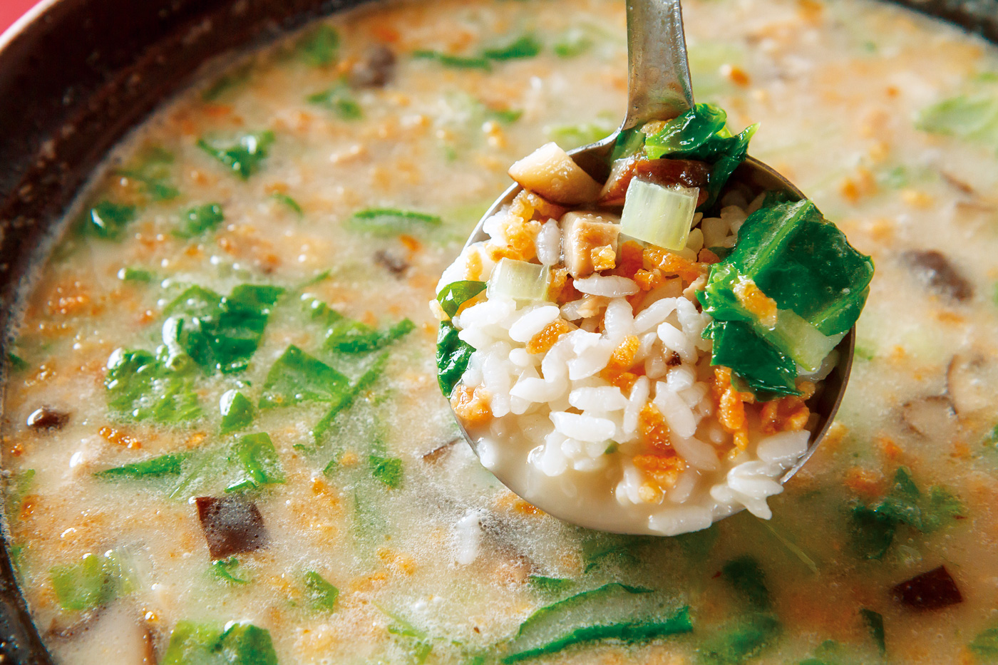 大骨湯熬煮做成泡飯，每日限量三盅，是龍蝦湯泡飯的平民版。（攝影：呂恩賜）