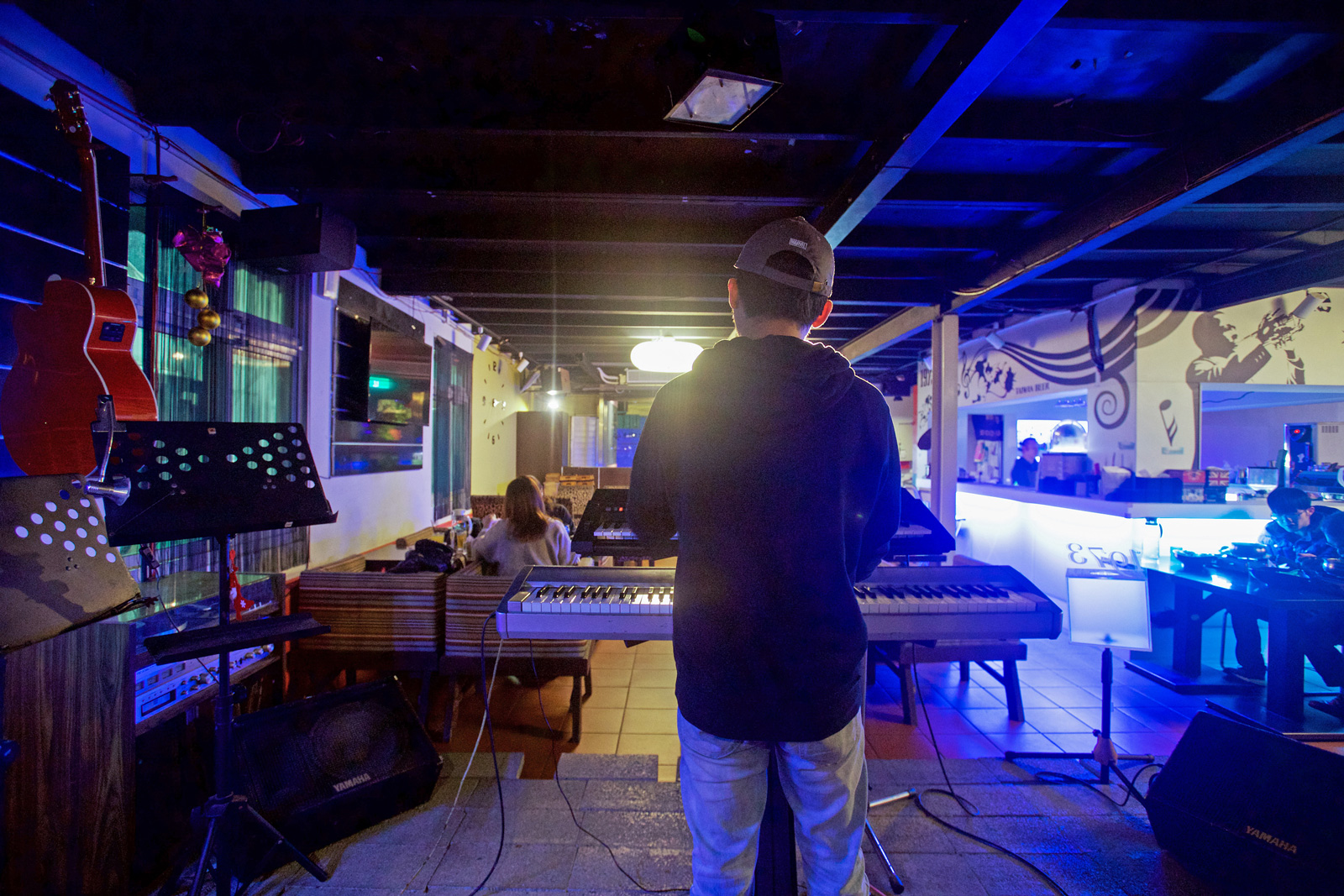 台灣少數還有歌手伴唱的複合式餐廳，其中一家就在基隆虎仔山。（圖片來源／時報文化）