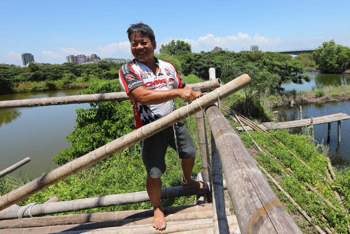 住在台南中西區的張忠平，幾乎每天來漁光島海泳。（攝影／楊文財）