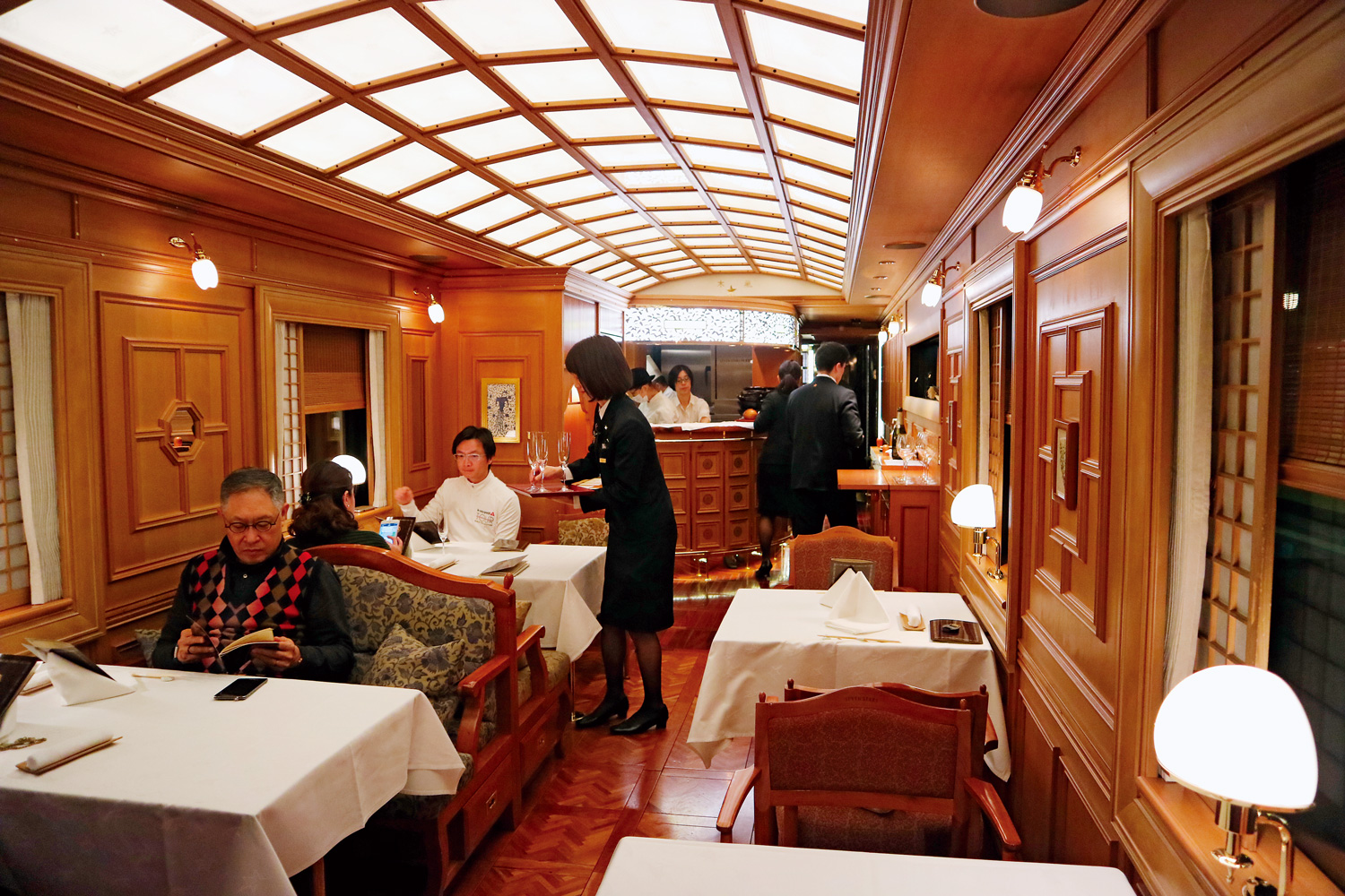 在2號車廂「木星」用餐時，可見其他列車從附近軌道呼嘯而過。（攝影：柯曉翔）