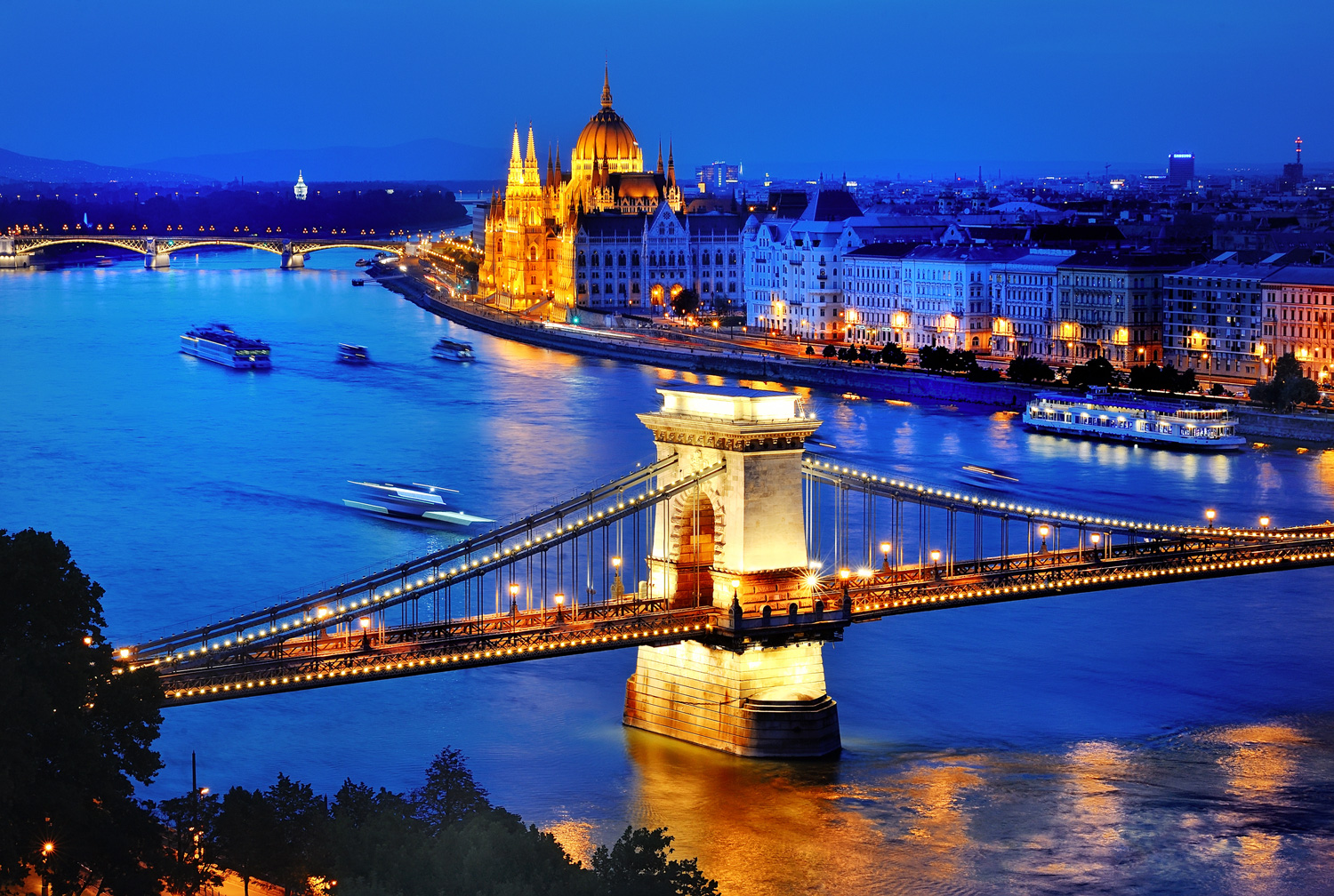 橫跨於多瑙河，1849年完工的鏈橋，是布達佩斯的重要地標。因為這座橋，布達與佩斯兩座城終於連為一體。（圖片來源／shutterstock）